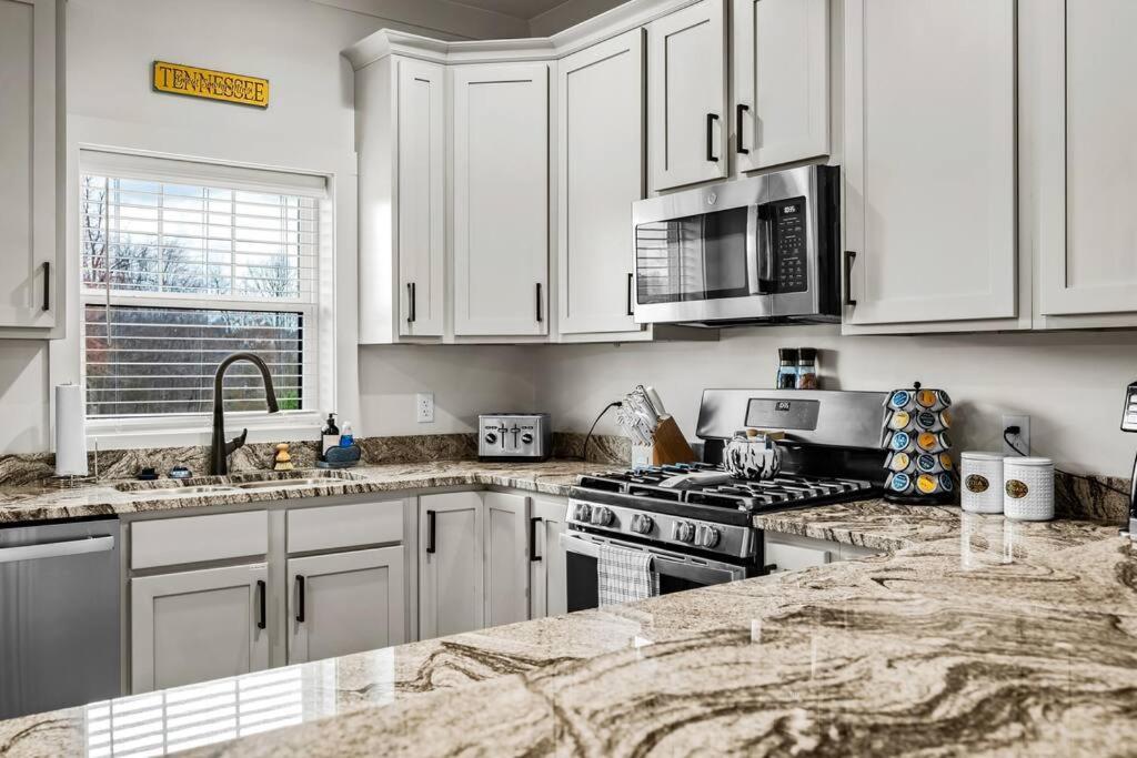 *Dog Friendly*Modern Home-Minutes To Dollywood, Gatlinburg, Smoky Mountains & Pigeon Forge! Экстерьер фото